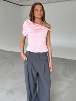 Modelfoto af pige med MILENA off shoulder top, lyserød og MILAN bukser, grå - begge fra BySofieSønderby