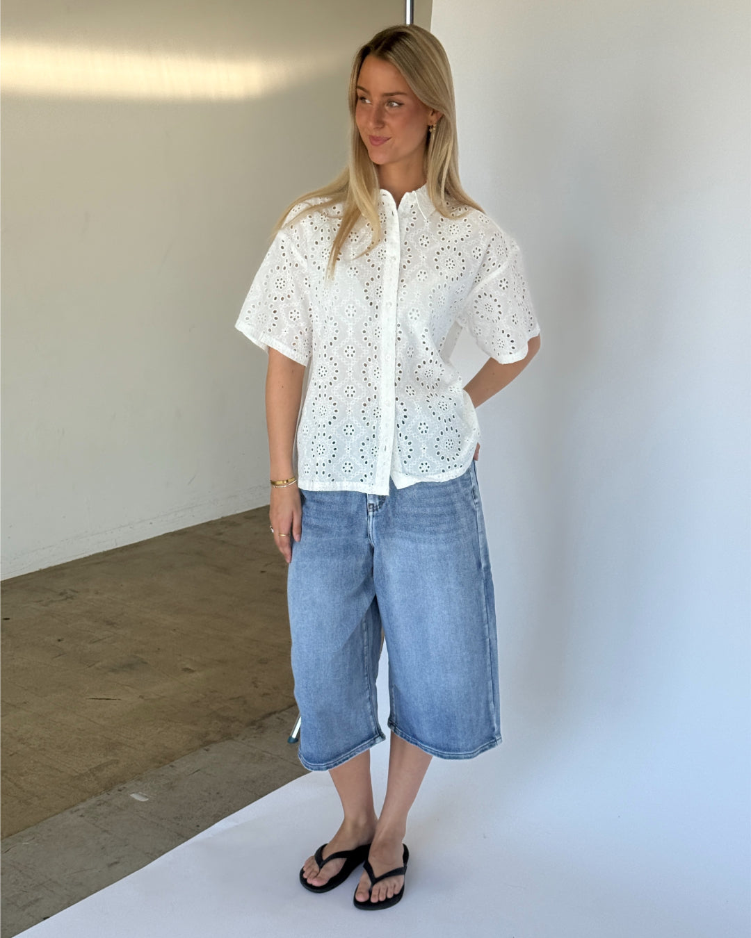 Modelbillede af MILLIE kortærmet skjorte, hvid og MADDIE denim jorts, blå. Fra BySofieSønderby
