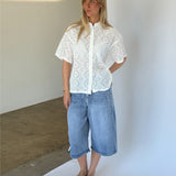 Modelbillede af MILLIE kortærmet skjorte, hvid og MADDIE denim jorts, blå. Fra BySofieSønderby