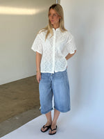 Modelbillede af MILLIE kortærmet skjorte, hvid og MADDIE denim jorts, blå. Fra BySofieSønderby
