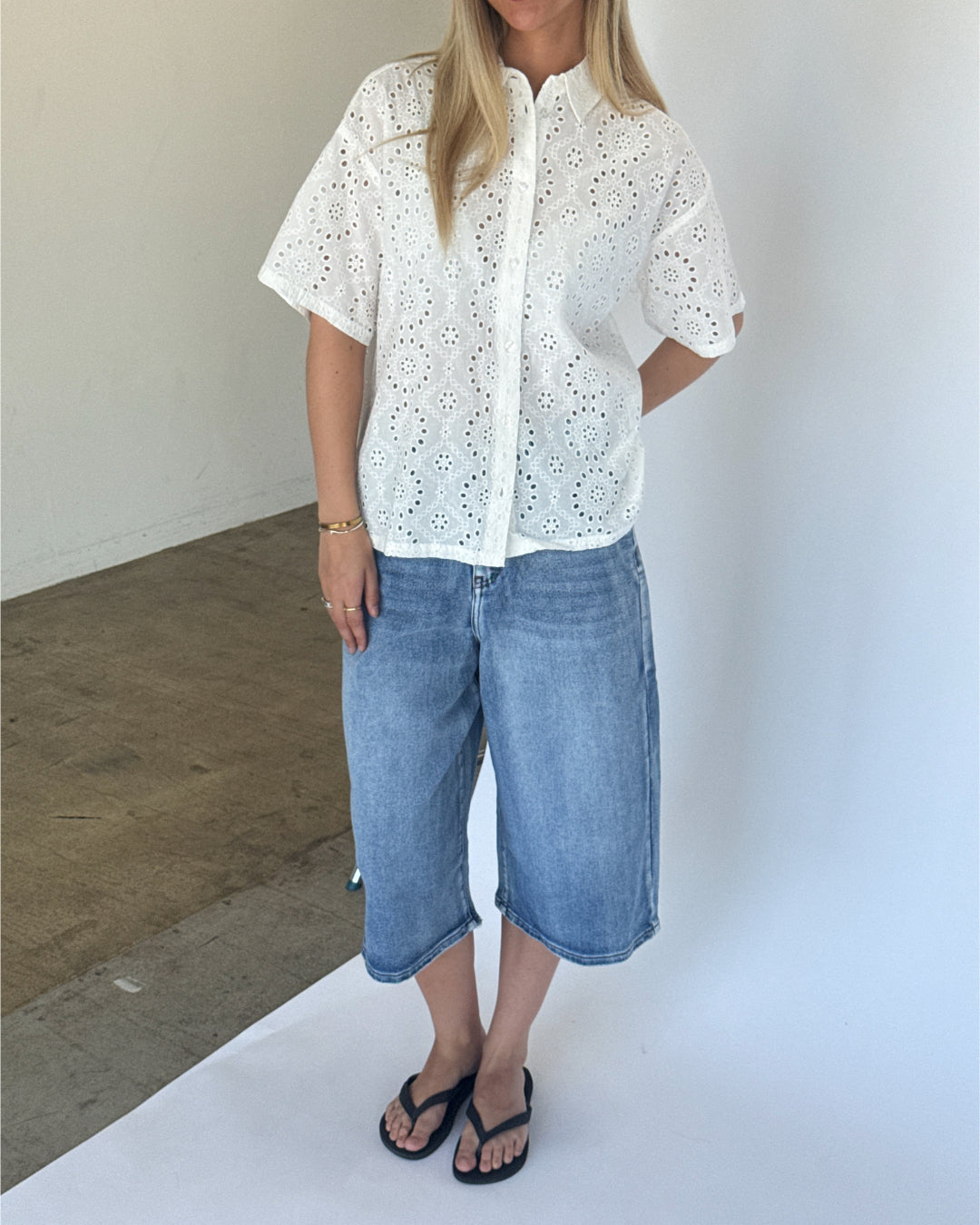 Modelbillede af MILLIE kortærmet skjorte, hvid og MADDIE denim jorts, blå. Fra BySofieSønderby