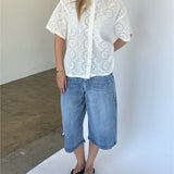Modelbillede af MILLIE kortærmet skjorte, hvid og MADDIE denim jorts, blå. Fra BySofieSønderby