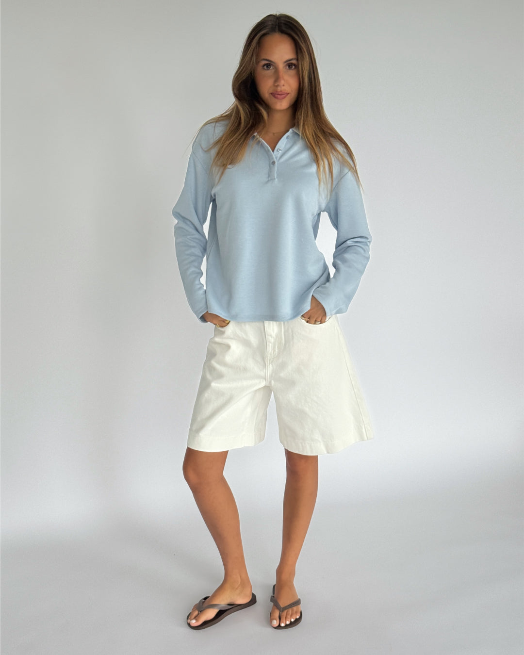 Modelbillede af lyseblå MILLIE polo. Fra BySofieSønderby