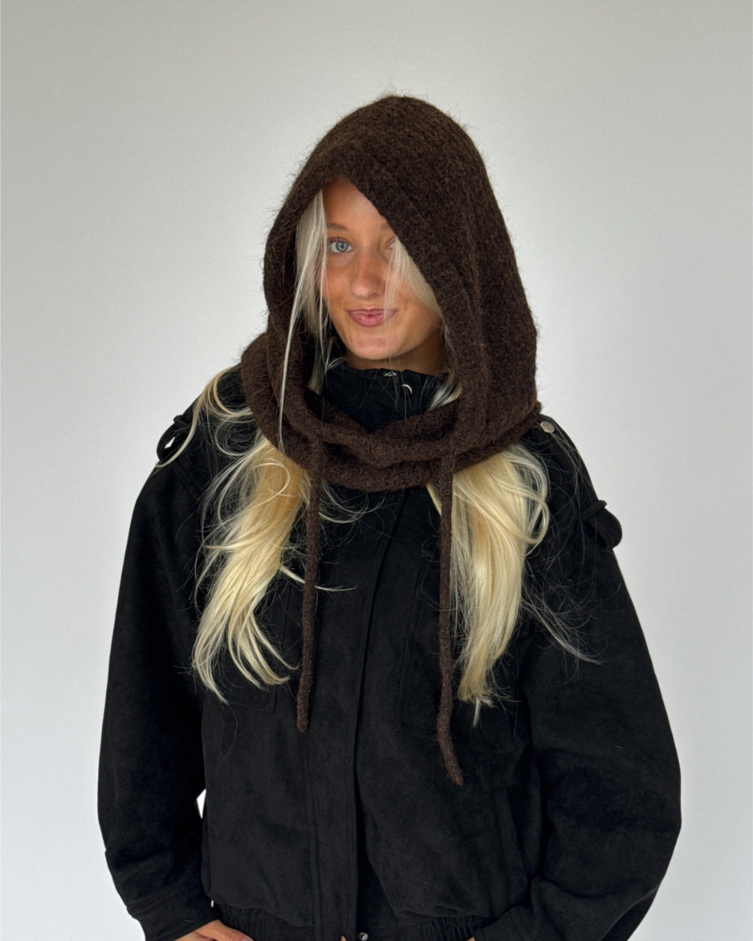 Modelbillede af MILU balaclava i brun. Fra BySofieSønderby