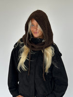 Modelbillede af MILU balaclava i brun. Fra BySofieSønderby