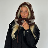 Modelbillede af MILU balaclava i brun-beige. Fra BySofieSønderby
