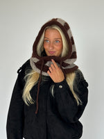 Modelbillede af MILU balaclava i brun-beige. Fra BySofieSønderby