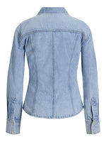 Produktbillede af lyseblå MINA denim skjorte. Set bagfra. Fra BySofieSønderby