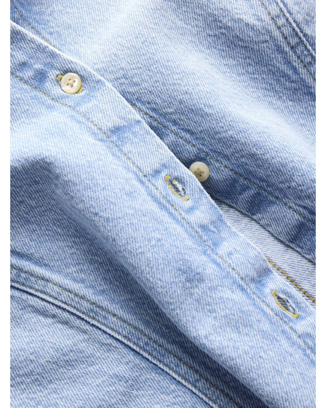 Detaljebillede af lyseblå MINA denim skjorte. Fra BySofieSønderby