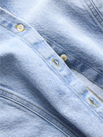 Detaljebillede af lyseblå MINA denim skjorte. Fra BySofieSønderby