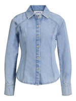 Produktbillede af lyseblå MINA denim skjorte. Set forfra. Fra BySofieSønderby