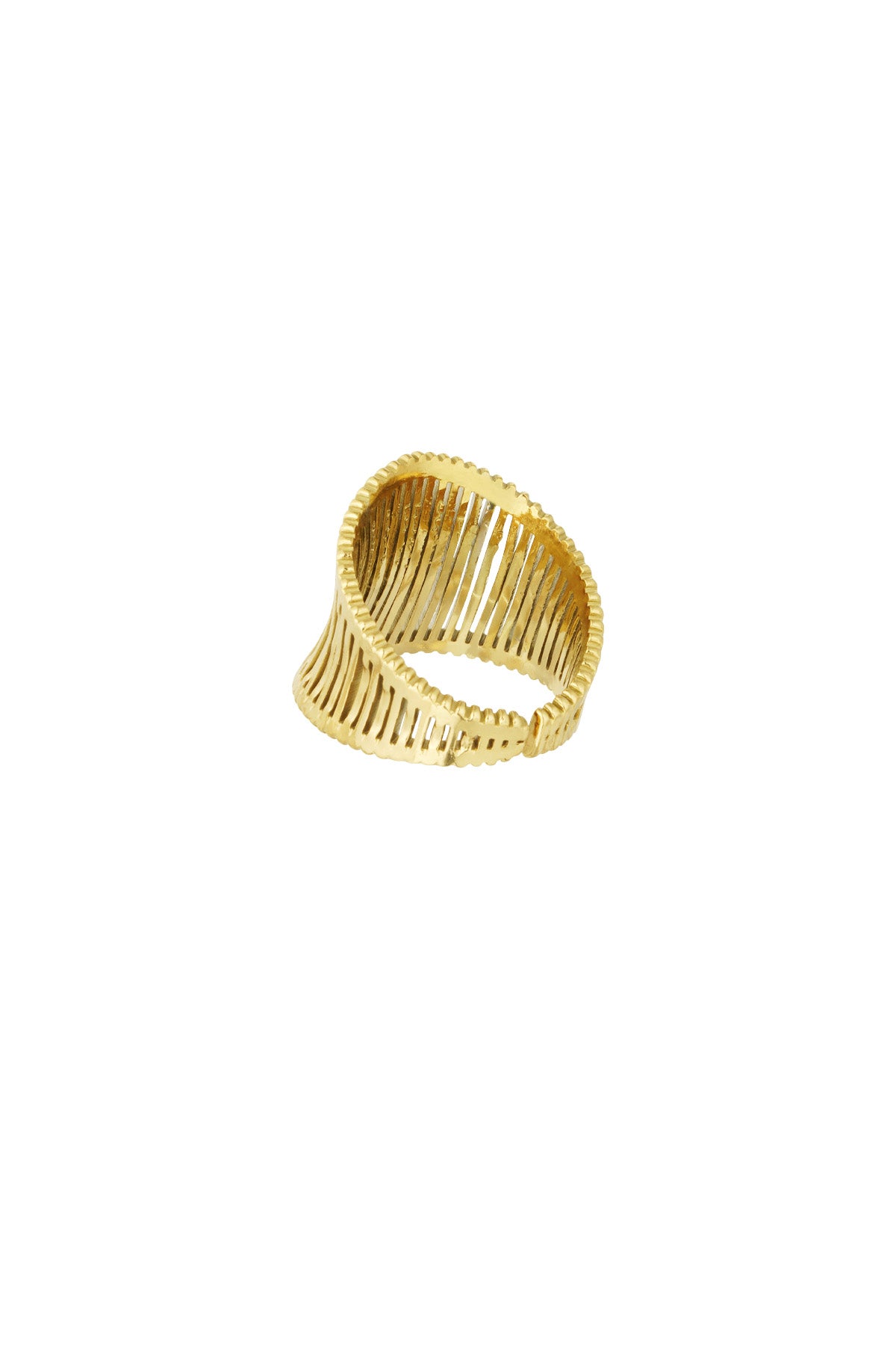 En guldarmbånd med et snoet, åbent design, ligger på en hvid baggrund. Armbåndet har en bred struktur med parallelle stænger, der giver en let og elegant udstråling.