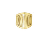 Guldfarvet armbånd med lodrette lameller, arrangeret symmetrisk. Armbåndet er placeret mod en hvid baggrund, hvilket fremhæver dets glans og detaljerede design.
