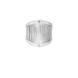 Armbåndet hviler i en neutral hvid baggrund. Det har et skulpturelt design med lodrette linjer, der skaber et ribbet udseende, og er buet for at passe rundt om håndleddet.