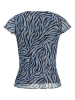 Bluse med zebra-lignende mønster i sort og lyseblå farver, kortærmet og let gennemsigtig. Baggrunden er neutral hvid.