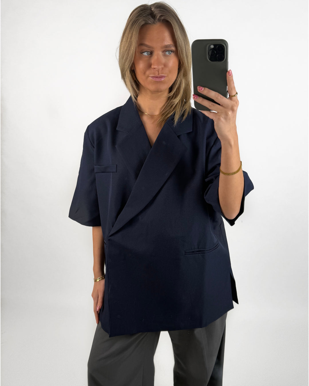 Modelbillede af navy MINNIE blazer med korte ærmer. Set forfra. Fra BySofieSønderby