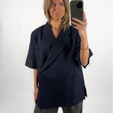 Modelbillede af navy MINNIE blazer med korte ærmer. Set forfra. Fra BySofieSønderby