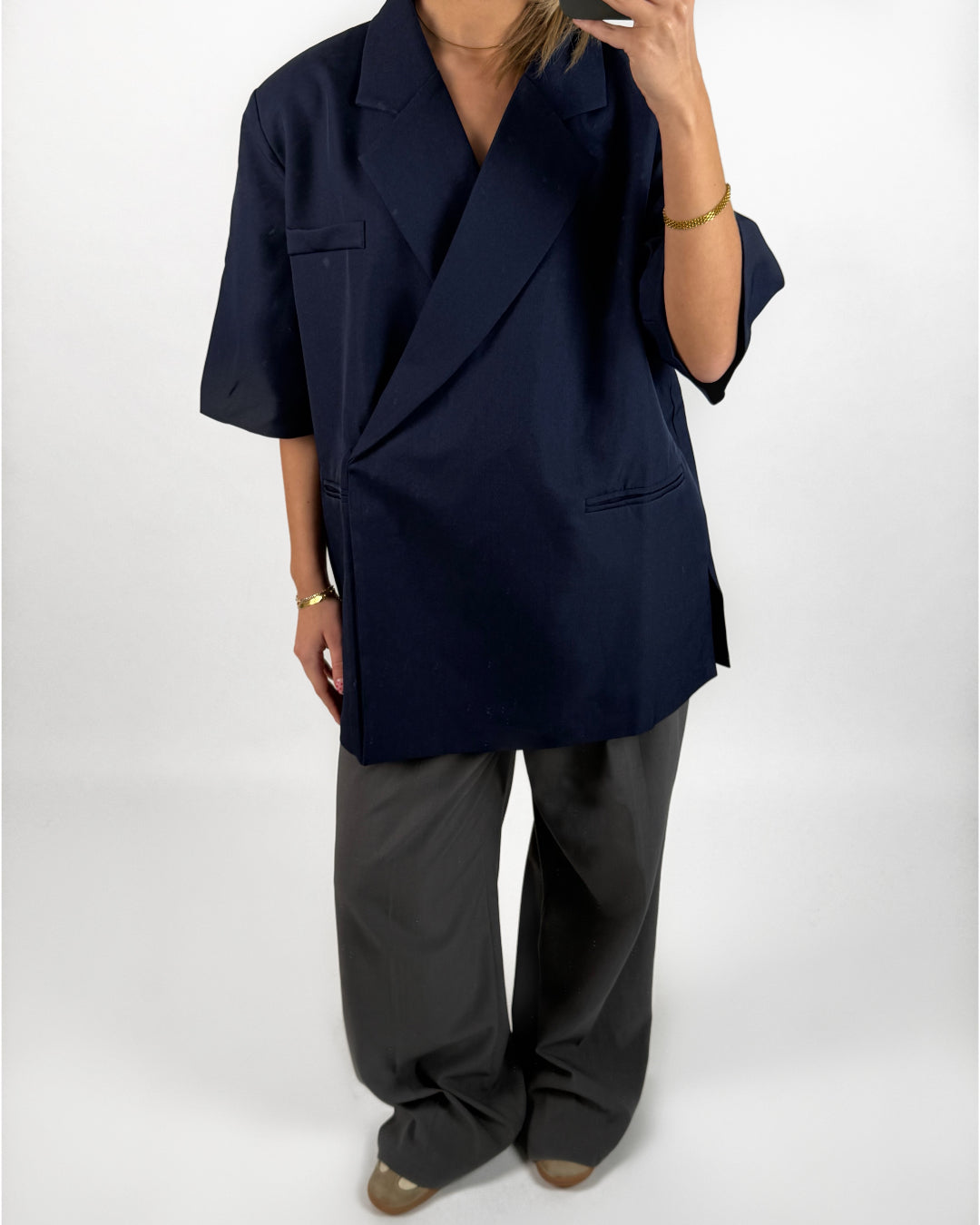 Modelbillede af navy MINNIE blazer med korte ærmer. Set forfra. Fra BySofieSønderby
