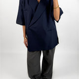 Modelbillede af navy MINNIE blazer med korte ærmer. Set forfra. Fra BySofieSønderby