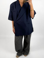 Modelbillede af navy MINNIE blazer med korte ærmer. Set forfra. Fra BySofieSønderby