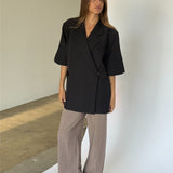 Modelbillede af MINNIE oversized blazer, sort og ELLIOT wide leg bukser, sand. Begge fra BySofieSønderby