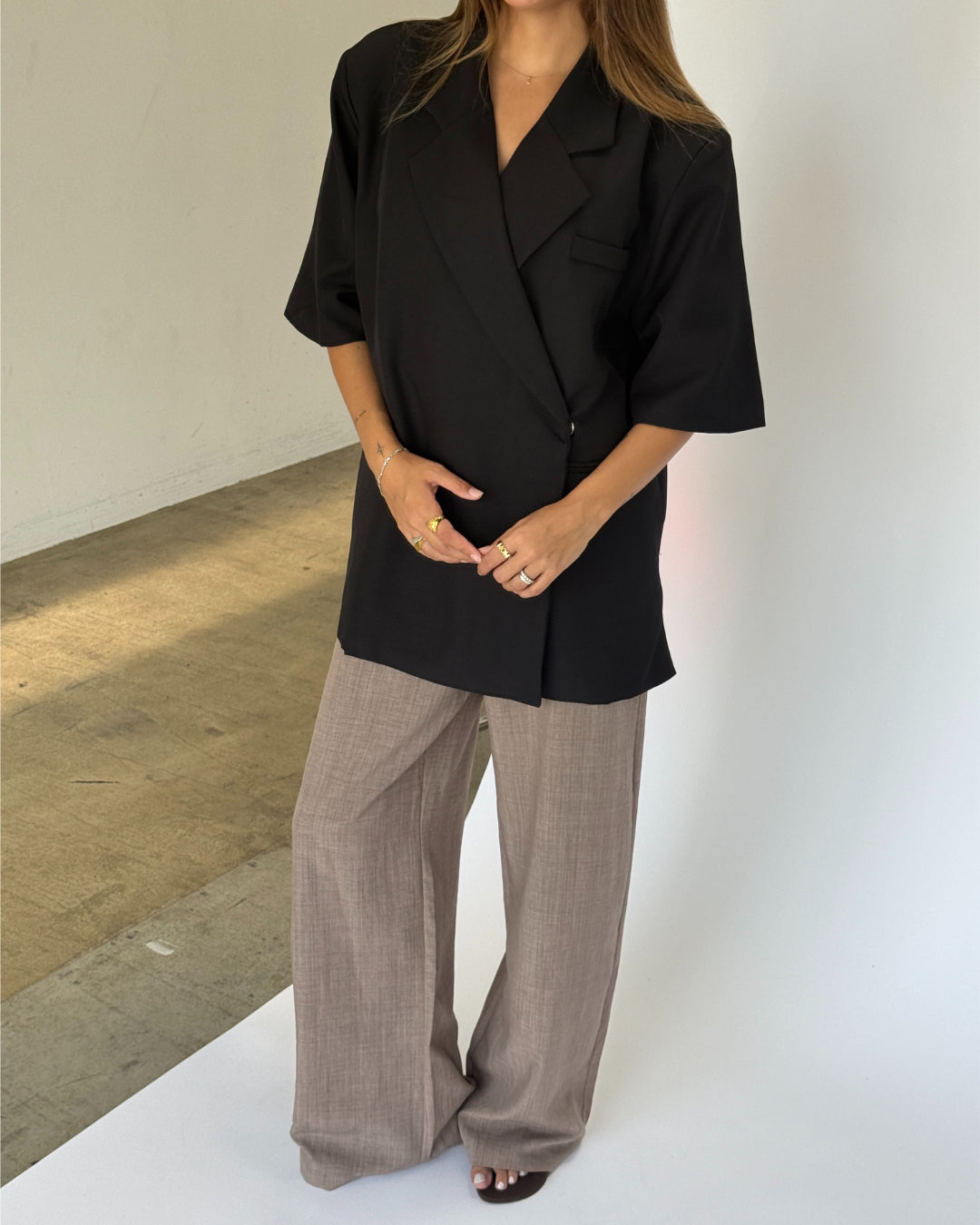 Modelbillede af MINNIE oversized blazer, sort og ELLIOT wide leg bukser, sand. Begge fra BySofieSønderby