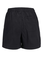 Sort shorts vises bagfra med elastisk talje og en lomme på højre side. Shortsene er præsenteret mod en hvid baggrund.