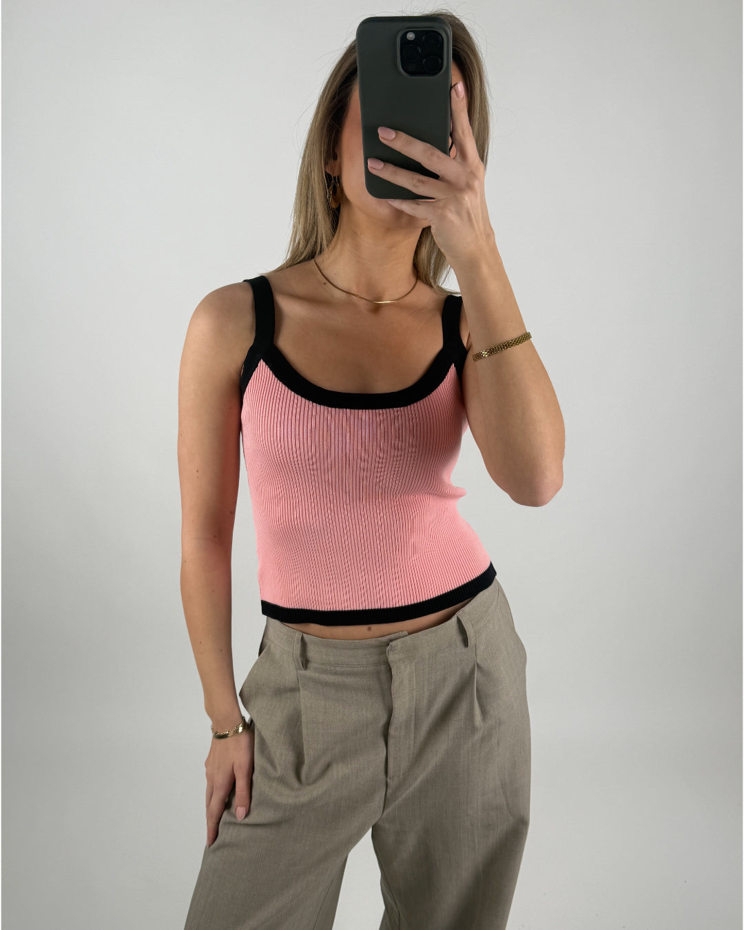 Modelbillede af lyserød MOLLY top med sorte kanter. Set forfra. Fra BySofieSønderby