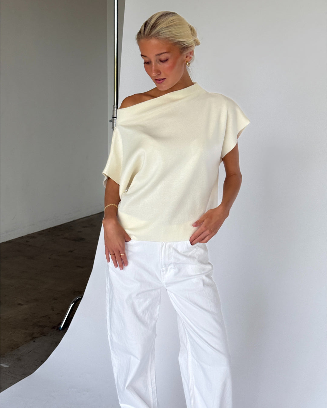 Modelbillede af MONA one shoulder i creme. Fra BySofieSønderby