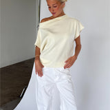 Modelbillede af MONA one shoulder i creme. Fra BySofieSønderby
