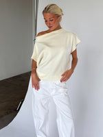 Modelbillede af MONA one shoulder i creme. Fra BySofieSønderby
