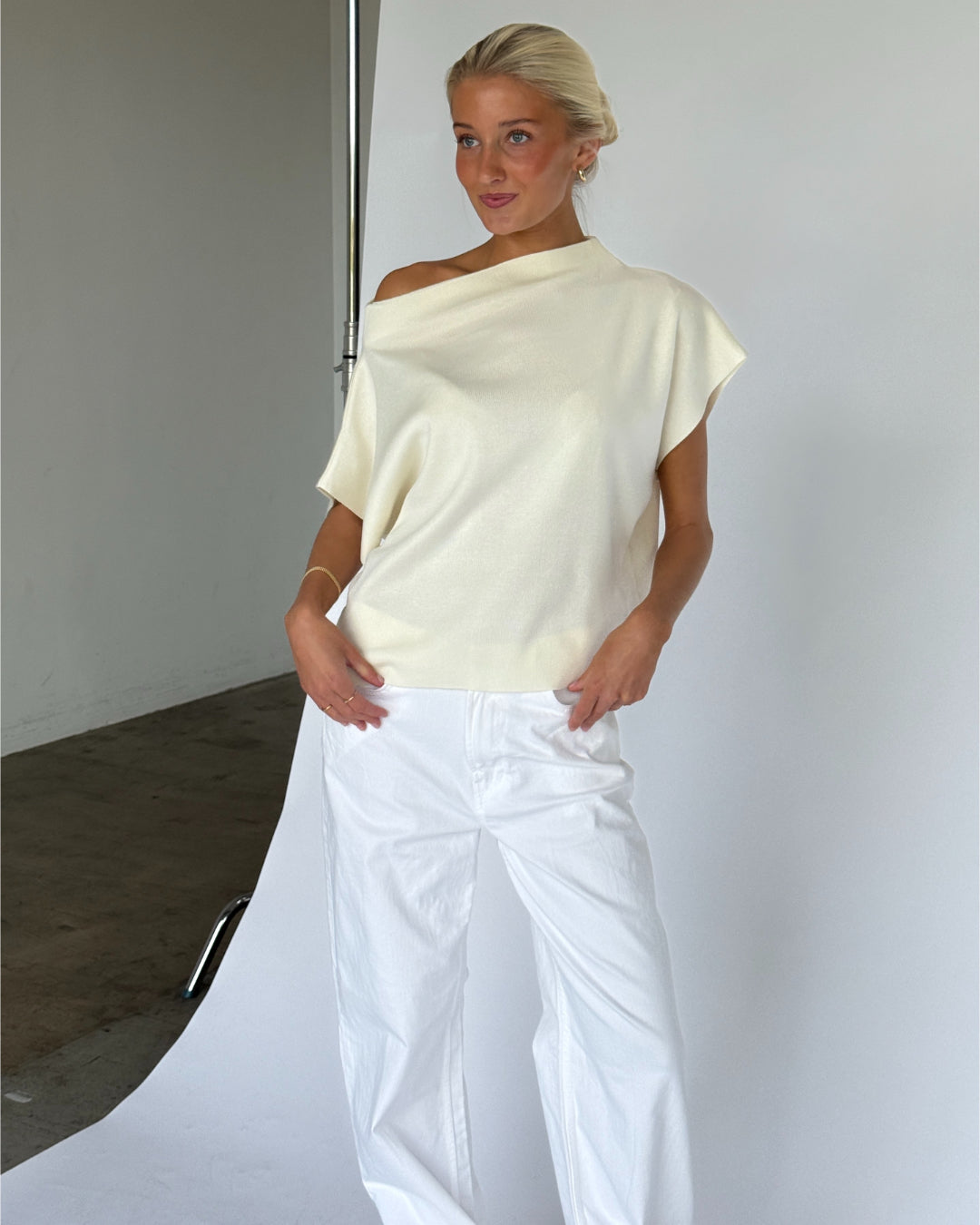 Modelbillede af MONA one shoulder i creme. Fra BySofieSønderby