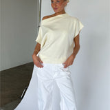 Modelbillede af MONA one shoulder i creme. Fra BySofieSønderby