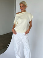 Modelbillede af MONA one shoulder i creme. Fra BySofieSønderby