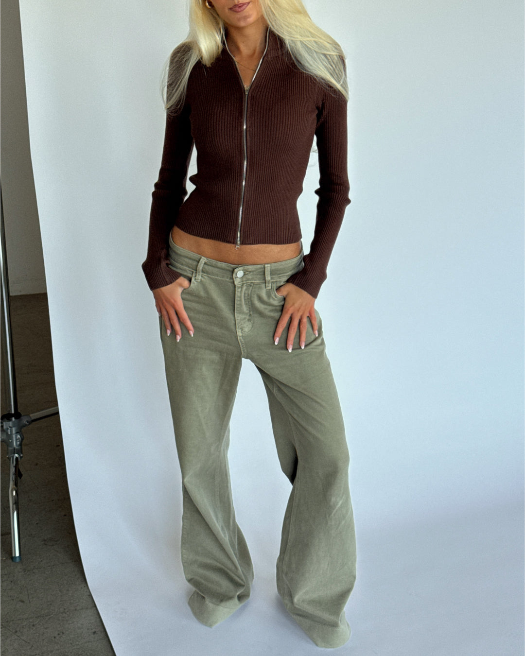 Modelbillede af MONIKA zip i brun. Fra BySofieSønderby