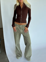 Modelbillede af MONIKA zip i brun. Fra BySofieSønderby
