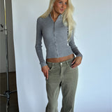 Modelbillede af MONIKA zip i grå. Fra BySofieSønderby