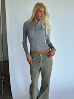 Modelbillede af MONIKA zip i grå. Fra BySofieSønderby