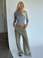 Modelbillede af MONIKA zip i grå. Fra BySofieSønderby