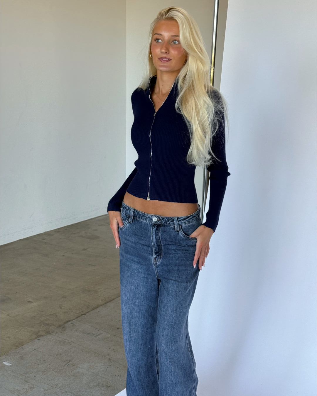 Modelbillede af MONIKA zip i navy. Fra BySofieSønderby. 
