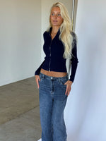Modelbillede af MONIKA zip i navy. Fra BySofieSønderby. 