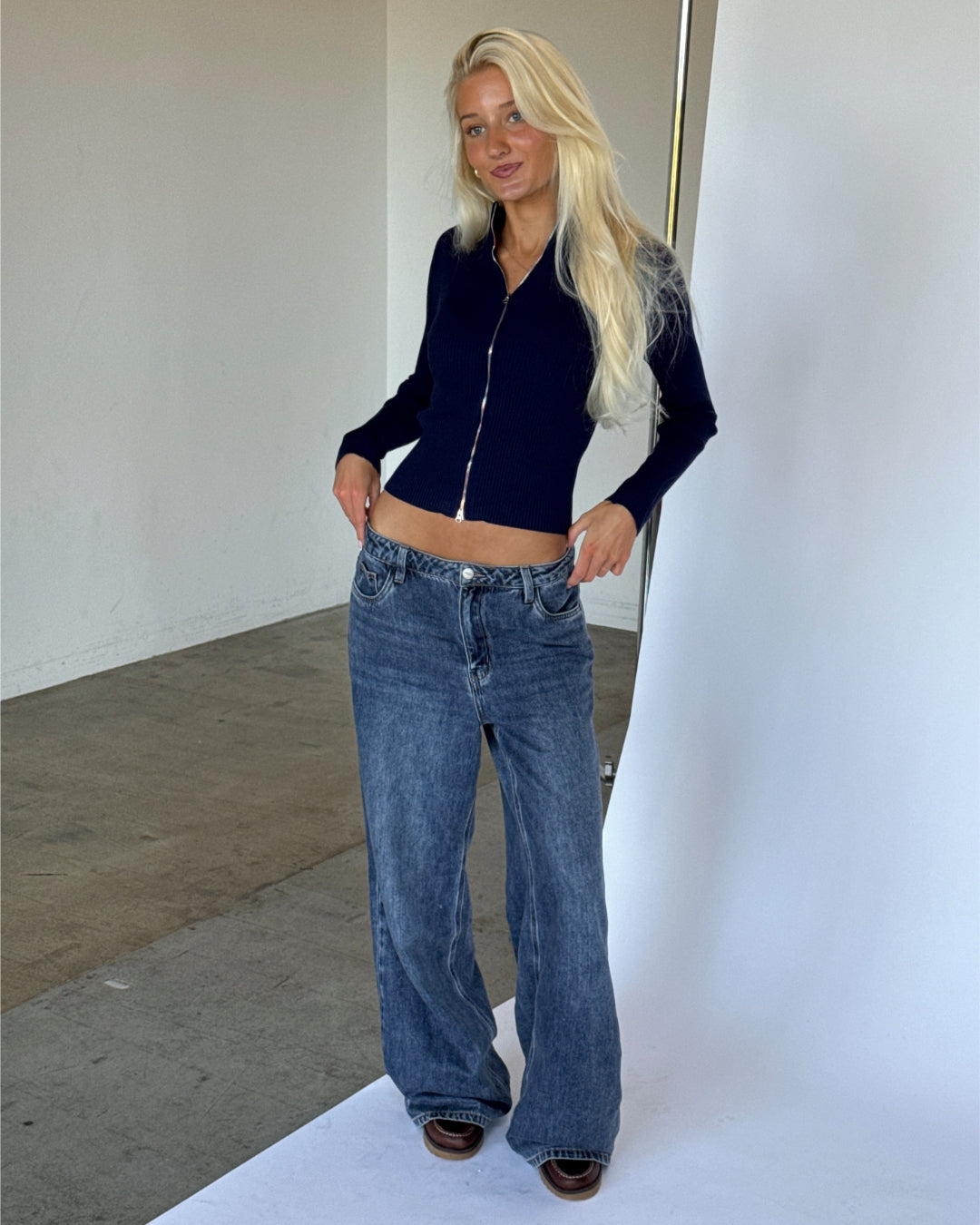 Modelbillede af MONIKA zip i navy. Fra BySofieSønderby. 