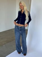 Modelbillede af MONIKA zip i navy. Fra BySofieSønderby. 
