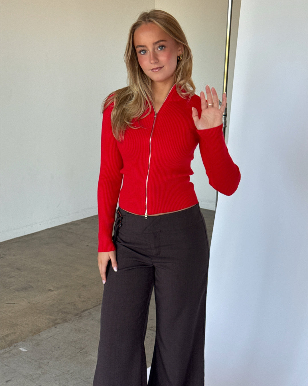 Modelbillede af MONIKA zip i rød. Fra BySofieSønderby. 