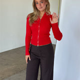 Modelbillede af MONIKA zip i rød. Fra BySofieSønderby. 