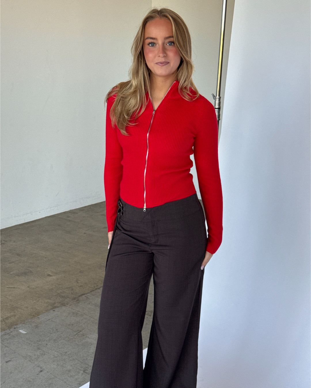 Modelbillede af MONIKA zip i rød. Fra BySofieSønderby. 