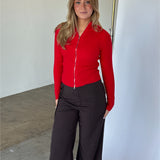 Modelbillede af MONIKA zip i rød. Fra BySofieSønderby. 