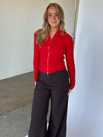 Modelbillede af MONIKA zip i rød. Fra BySofieSønderby. 
