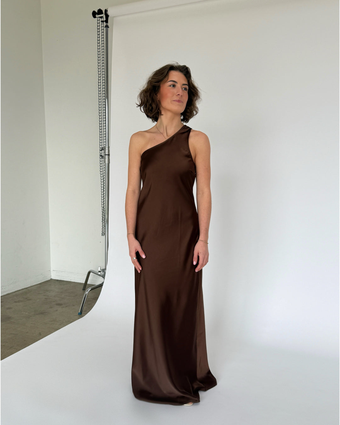 Modelbillede af brun NAT one shoulder kjole. Set forfra. Fra BySofieSønderby