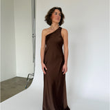 Modelbillede af brun NAT one shoulder kjole. Set forfra. Fra BySofieSønderby
